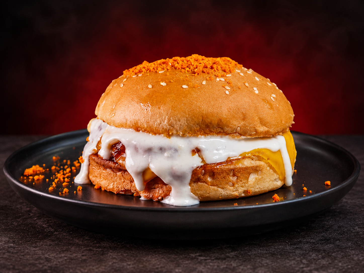 Hamburguesa La Manaba de Bernardo's con salsa de queso y maduro frito
